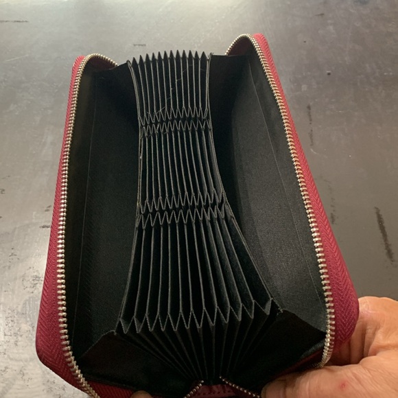 Fushia zippered card wallet. - Picture 4 of 4